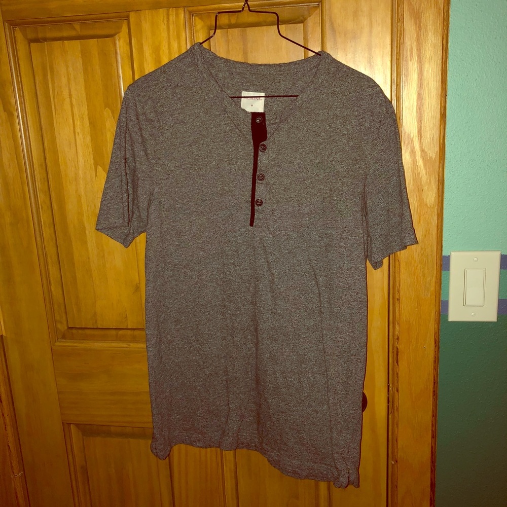 Large men’s button collar grey T